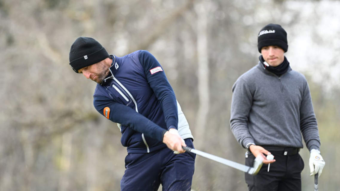 Premier plan à trois de ces amateurs Premier plan à trois de ces amateurs