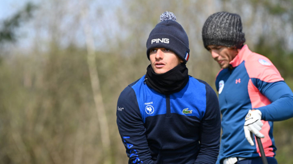 Premier plan à trois de ces amateurs Premier plan à trois de ces amateurs
